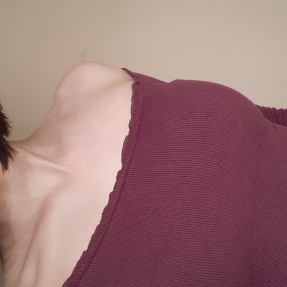 Garage off the shoulder burgundy top - Picture 2 of 4